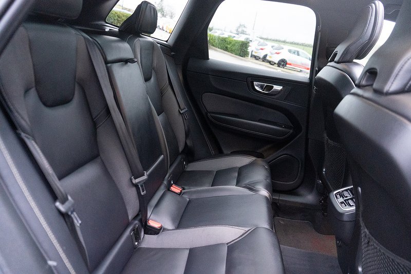 Volvo XC60 B5 MHEV Plus - U5217