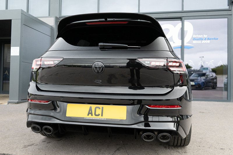 Volkswagen Golf TSI R Black Edition - U5428
