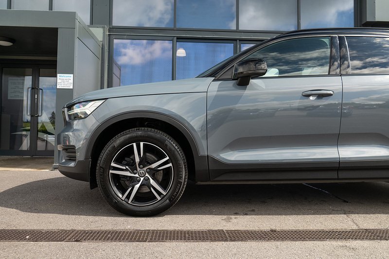 Volvo XC40 B4 MHEV R-Design - U5429