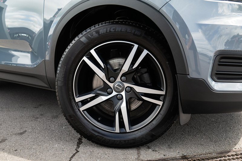Volvo XC40 B4 MHEV R-Design - U5429