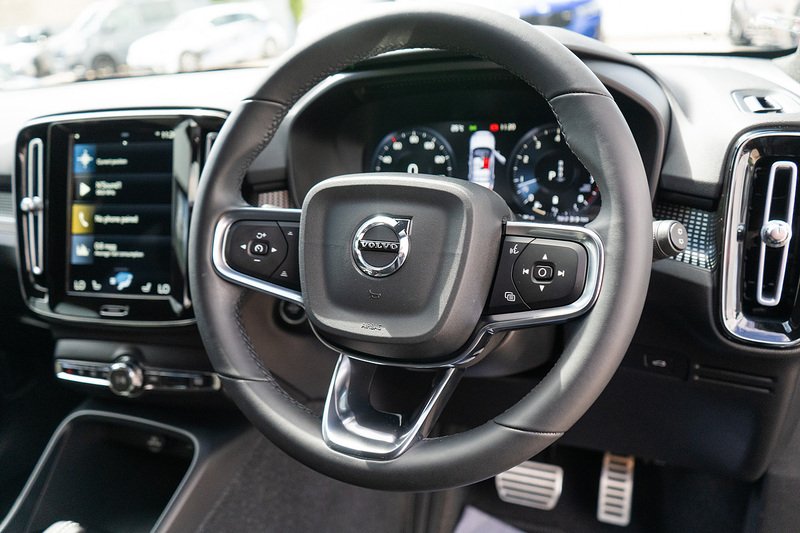 Volvo XC40 B4 MHEV R-Design - U5429