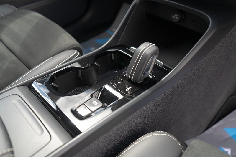 Volvo XC40 B4 MHEV R-Design - U5429