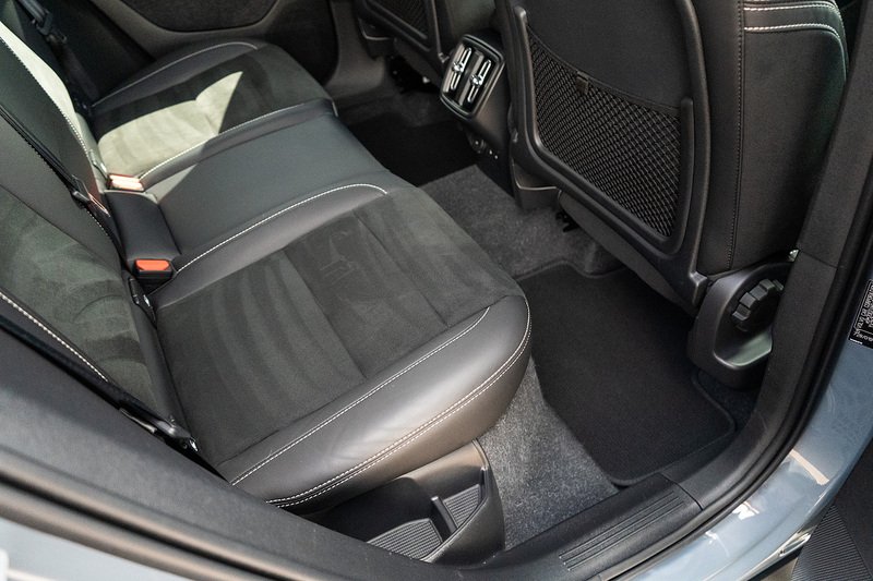 Volvo XC40 B4 MHEV R-Design - U5429