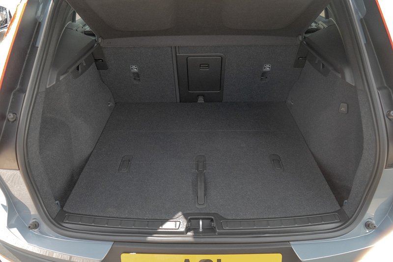 Volvo XC40 B4 MHEV R-Design - U5429