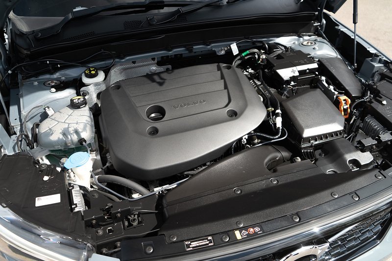 Volvo XC40 B4 MHEV R-Design - U5429