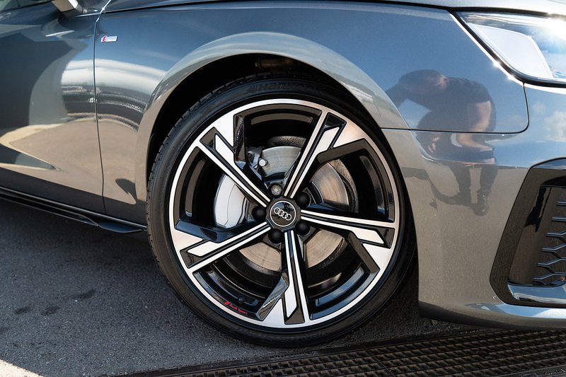 Audi A4 Avant TDI Black Edition - U5431