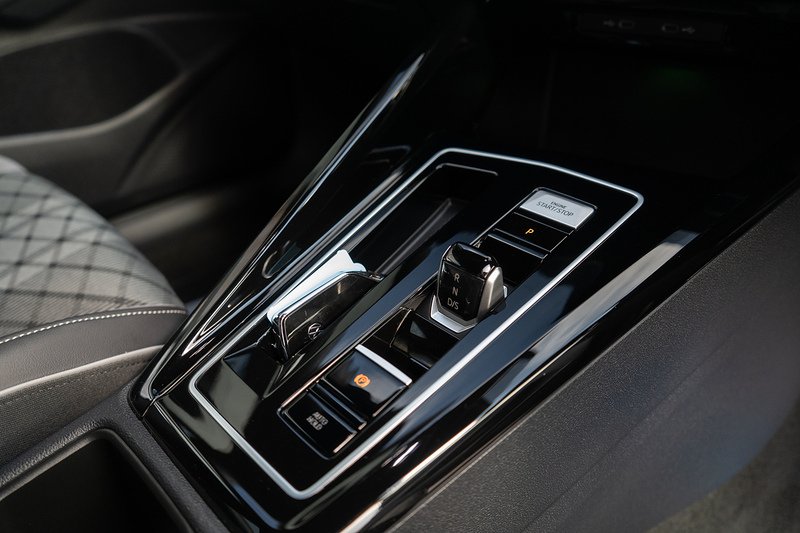 Volkswagen Golf eTSI MHEV R-Line - U5473