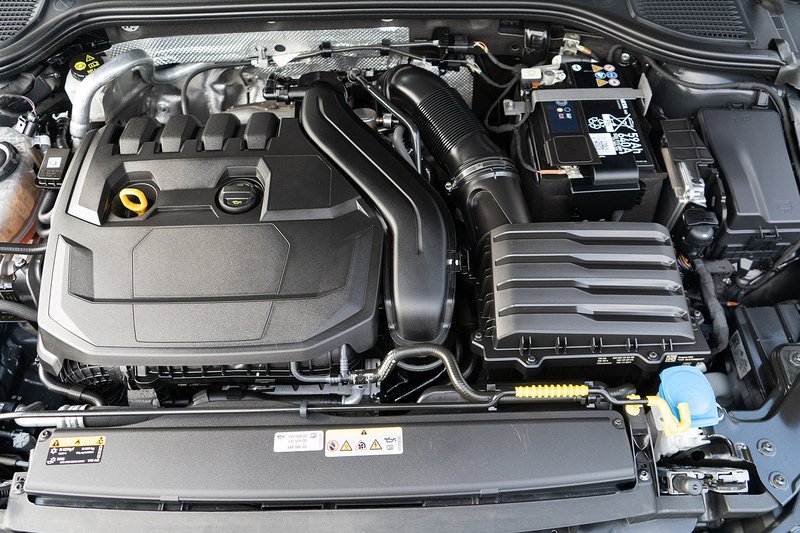 Volkswagen Golf eTSI MHEV R-Line - U5473