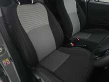 Toyota Yaris VVT-h Design 