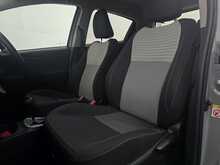 Toyota Yaris VVT-h Design 