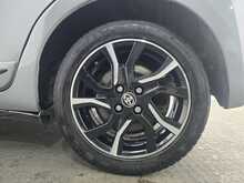 Toyota Yaris VVT-h Design 