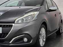Peugeot 208 PureTech Signature 