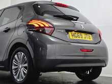 Peugeot 208 PureTech Signature 