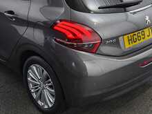 Peugeot 208 PureTech Signature 