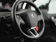 Peugeot 208 PureTech Signature 