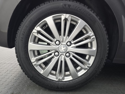 1.2 PureTech Signature Hatchback 5dr Petrol Manual Euro 6 (s/s) (82 ps)