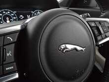 Jaguar E-PACE D240 R-Dynamic HSE 