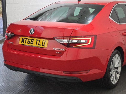 2.0 TDI Laurin & Klement Hatchback 5dr Diesel DSG Auto 6Spd 4WD Euro 6 (s/s) (190 ps)