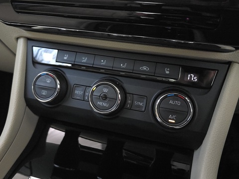 2.0 TDI Laurin & Klement Hatchback 5dr Diesel DSG Auto 6Spd 4WD Euro 6 (s/s) (190 ps)