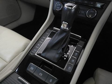 2.0 TDI Laurin & Klement Hatchback 5dr Diesel DSG Auto 6Spd 4WD Euro 6 (s/s) (190 ps)