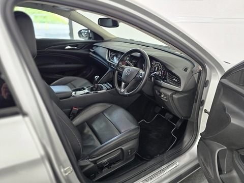 1.6 Turbo D ecoTEC BlueInjection Elite Nav Sports Tourer 5dr Diesel Manual Euro 6 (s/s) (110 ps)