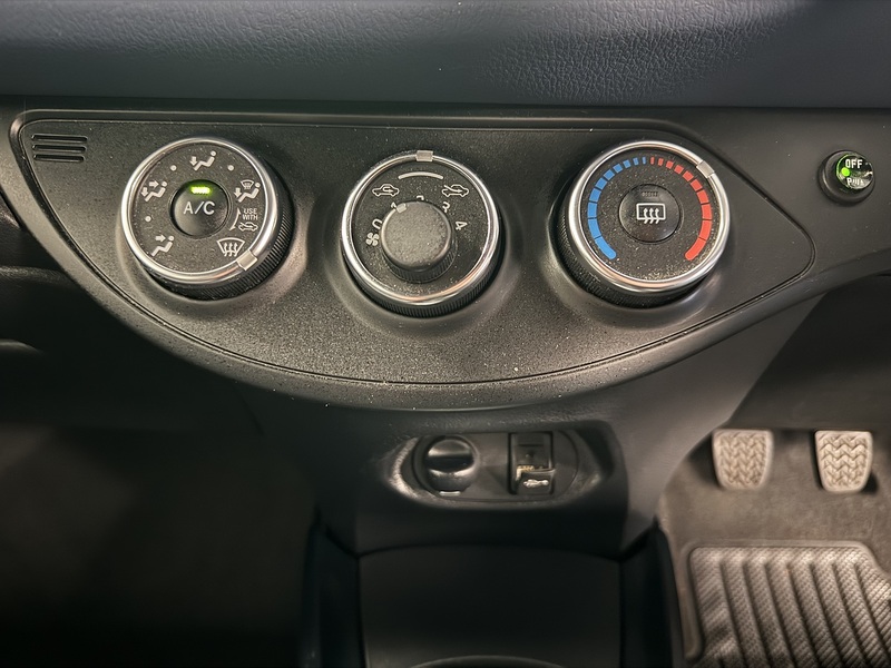 Toyota Yaris VVT-i Blue Bi-Tone - U75719