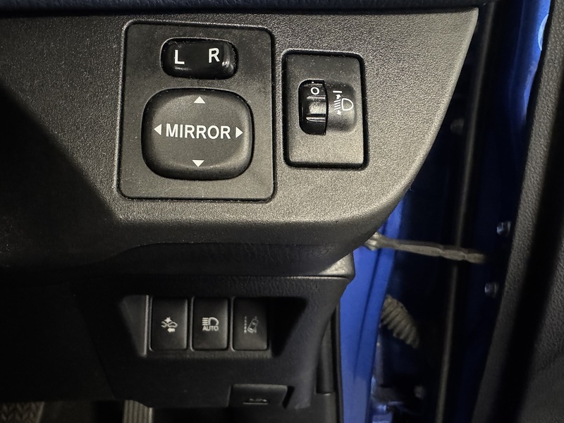 Toyota Yaris VVT-i Blue Bi-Tone - U75719