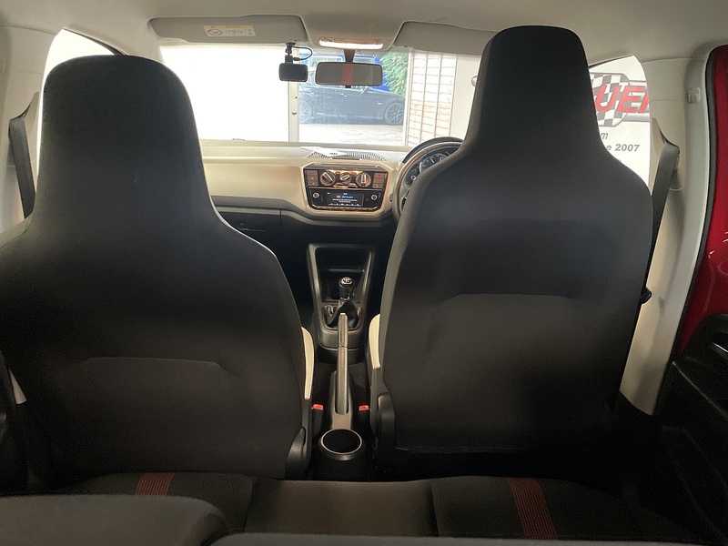 Volkswagen up! High up! - U75762