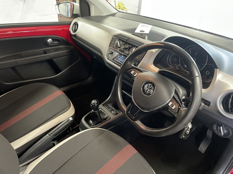 Volkswagen up! High up! - U75762