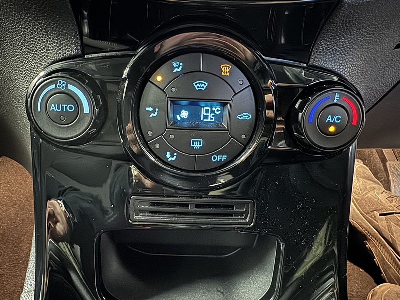 Ford Fiesta Titanium - U75939