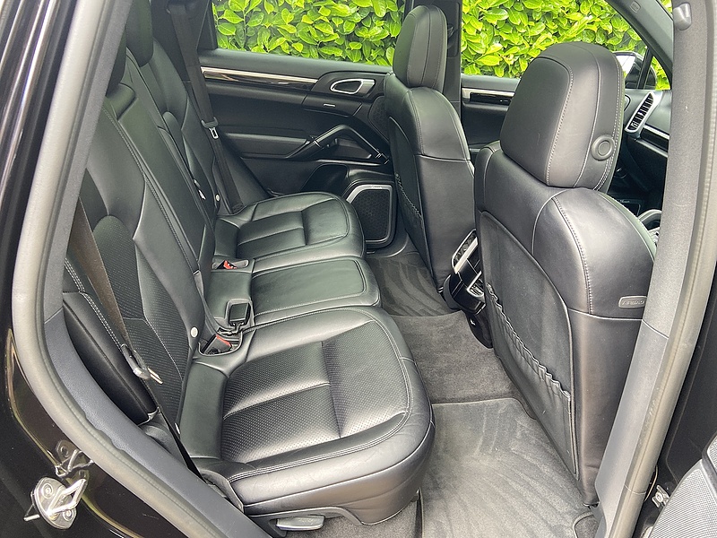 Porsche 4.2 TD V8 S Platinum Edition SUV 5dr Diesel TiptronicS 4WD Euro 6 (s/s) (385 ps)