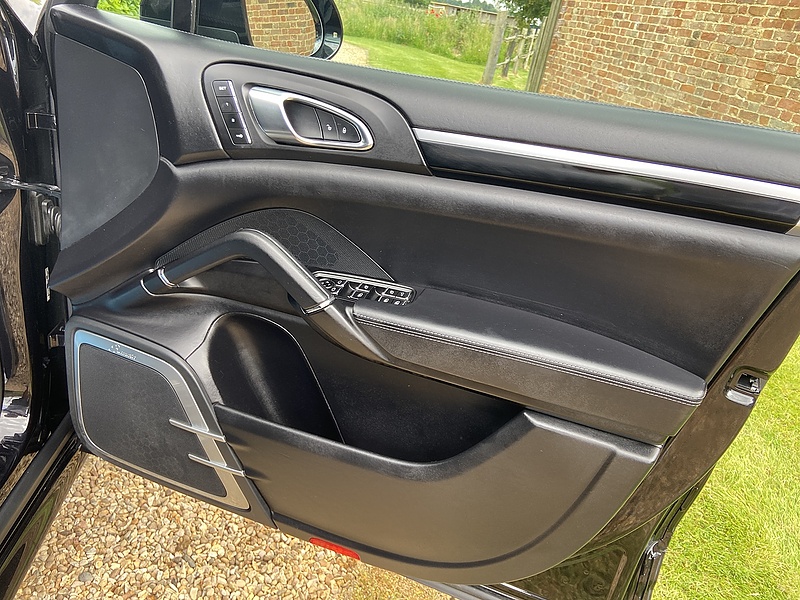 Porsche 4.2 TD V8 S Platinum Edition SUV 5dr Diesel TiptronicS 4WD Euro 6 (s/s) (385 ps)