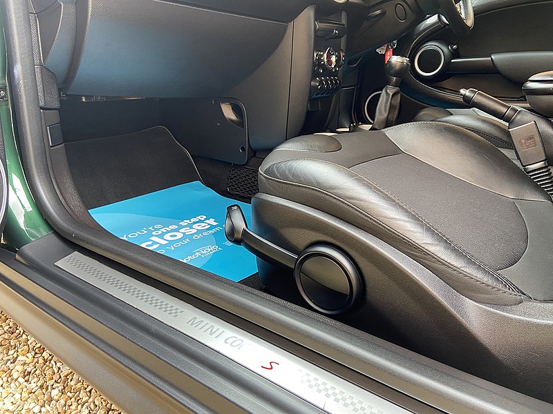 MINI 1.6 Cooper S (Sport Chili) Hatchback 3dr Petrol Manual (136 g/km, 190 bhp)
