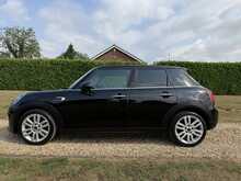 2019 (19) Mini Cooper 5 Door Auto