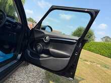 2019 (19) Mini Cooper 5 Door Auto