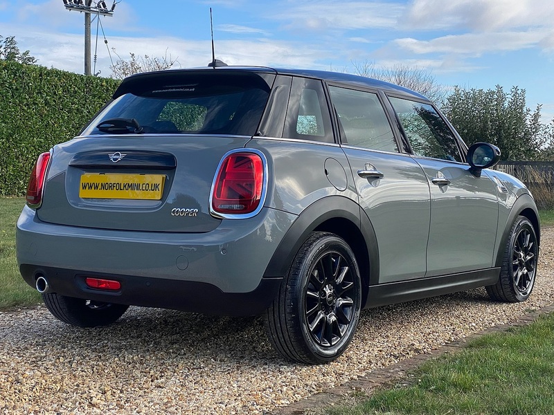 MINI 1.5 Cooper Classic Hatchback 5dr Petrol Steptronic Euro 6 (s/s) (136 ps)