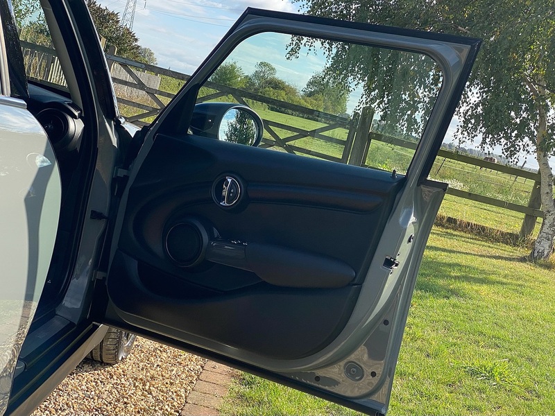 MINI 1.5 Cooper Classic Hatchback 5dr Petrol Steptronic Euro 6 (s/s) (136 ps)