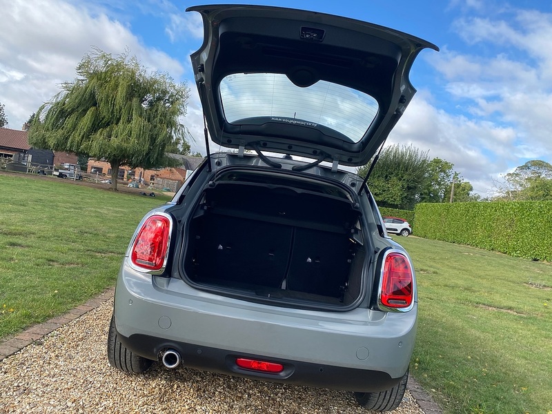 MINI 1.5 Cooper Classic Hatchback 5dr Petrol Steptronic Euro 6 (s/s) (136 ps)