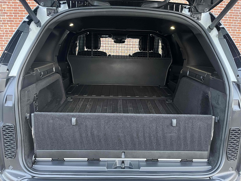 Land Rover 3.0 D300 MHEV HSE SUV 5dr Diesel Auto 4WD Euro 6 (s/s) (300 ps)