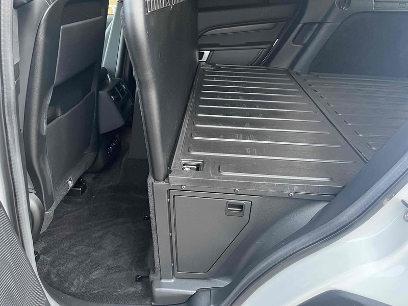 Land Rover 3.0 D300 MHEV HSE SUV 5dr Diesel Auto 4WD Euro 6 (s/s) (300 ps)