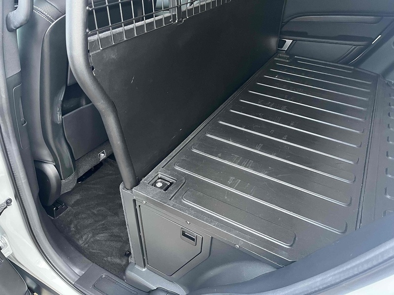 Land Rover 3.0 D300 MHEV HSE SUV 5dr Diesel Auto 4WD Euro 6 (s/s) (300 ps)