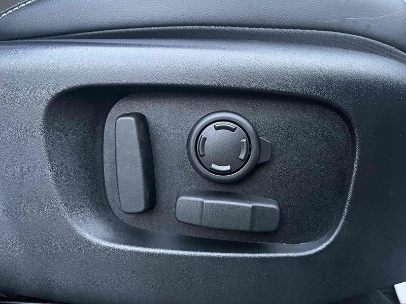 Land Rover 3.0 D300 MHEV HSE SUV 5dr Diesel Auto 4WD Euro 6 (s/s) (300 ps)