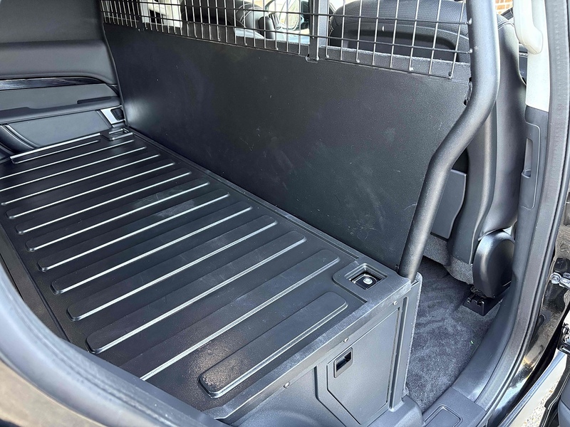 Land Rover 3.0 D300 MHEV SE SUV 5dr Diesel Auto 4WD Euro 6 (s/s) (300 ps)