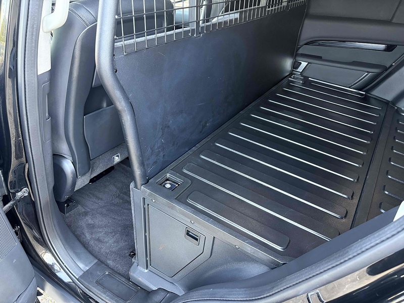 Land Rover 3.0 D300 MHEV SE SUV 5dr Diesel Auto 4WD Euro 6 (s/s) (300 ps)