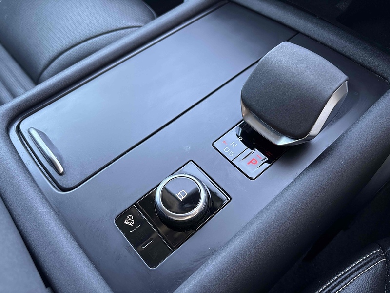 Land Rover 3.0 D300 MHEV SE SUV 5dr Diesel Auto 4WD Euro 6 (s/s) (300 ps)