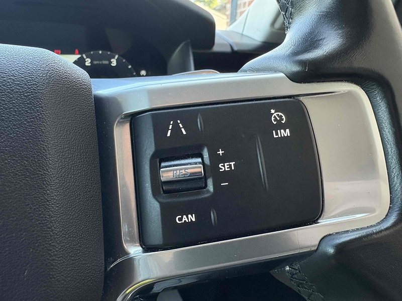 Land Rover 3.0 D300 MHEV SE SUV 5dr Diesel Auto 4WD Euro 6 (s/s) (300 ps)