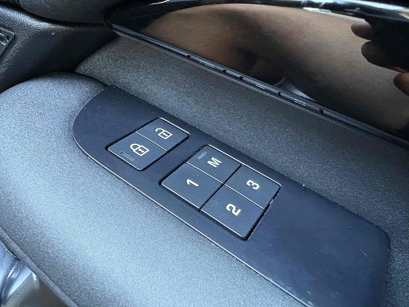 Land Rover 3.0 D300 MHEV SE SUV 5dr Diesel Auto 4WD Euro 6 (s/s) (300 ps)