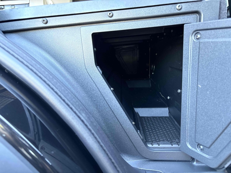 Land Rover 3.0 D300 MHEV SE SUV 5dr Diesel Auto 4WD Euro 6 (s/s) (300 ps)