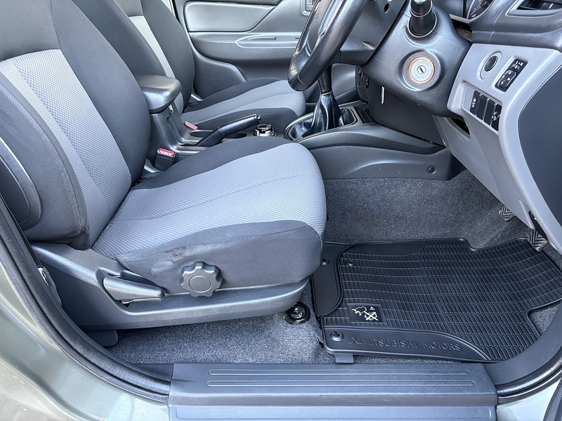 Mitsubishi 2.4 DI-D DC 4Life Pickup Double Cab 4dr Diesel Manual 4WD Euro 6 (s/s) (154 ps)