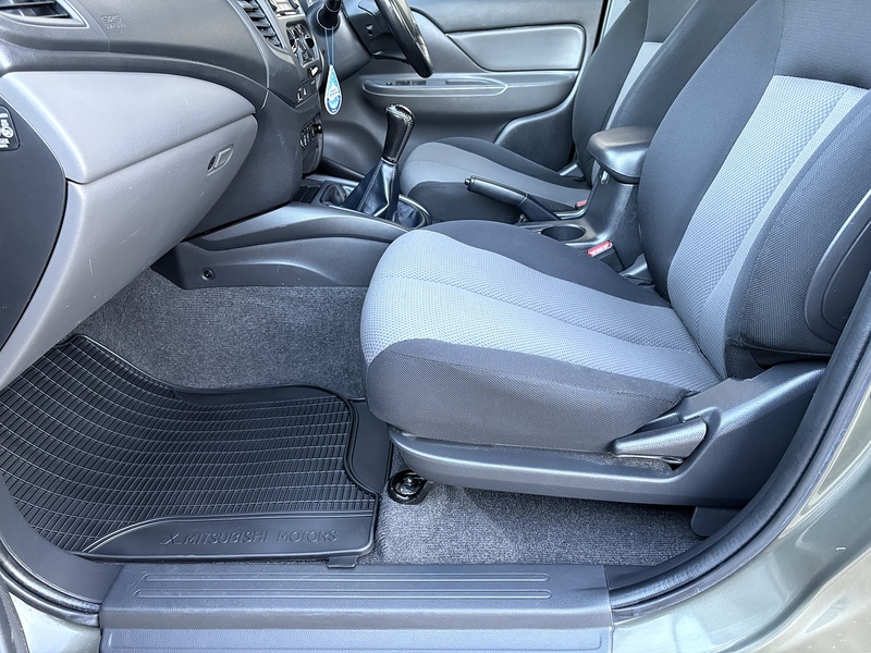 Mitsubishi 2.4 DI-D DC 4Life Pickup Double Cab 4dr Diesel Manual 4WD Euro 6 (s/s) (154 ps)